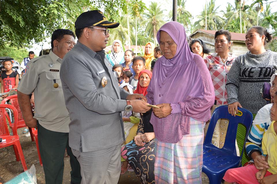 Walikota M.Syahrial SH,MH memberikan bantuan kepada korban kebakaran di Lk V si Pori-Pori Kel Kapias